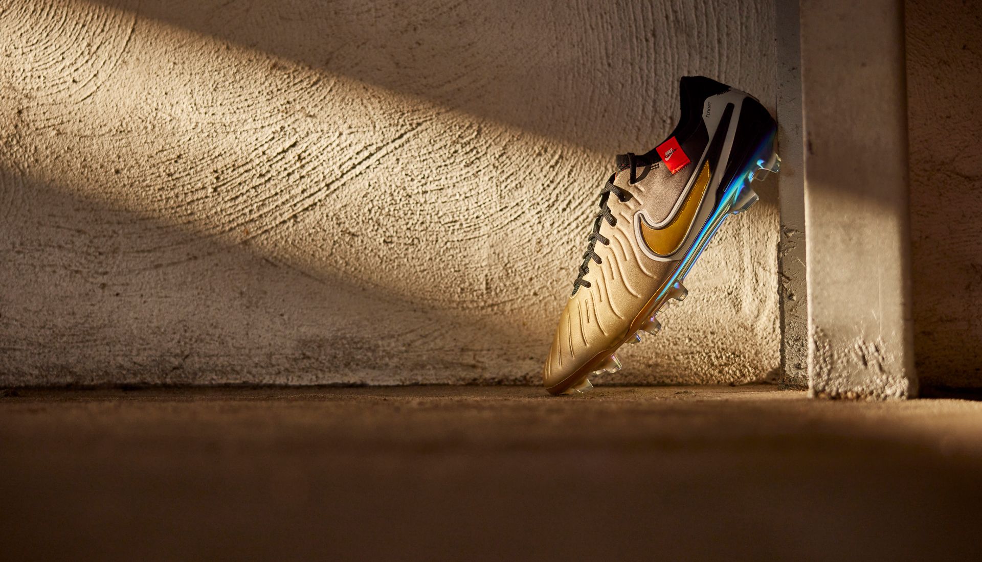 giày đá banh Nike Tiempo Legend X 'Golden Touch'.