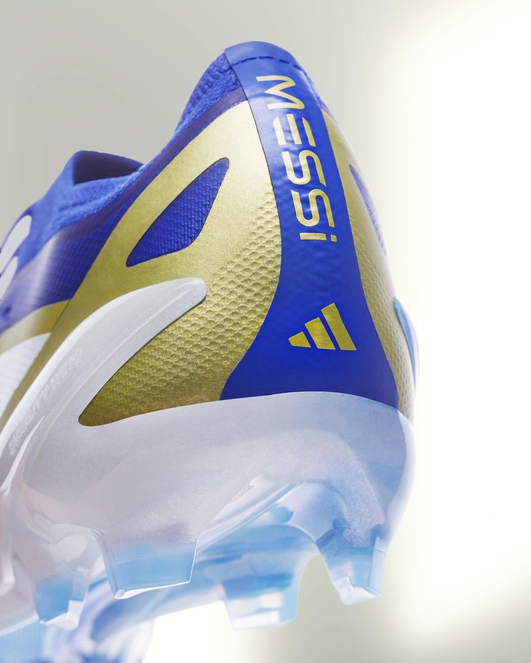 Giải mã vẻ đẹp của đôi giày adidas X Crazyfast Messi 