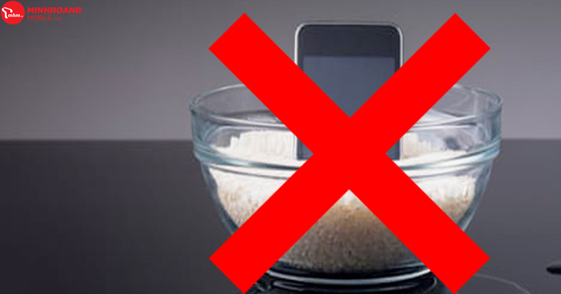 Góc chia sẻ: không nên bỏ điện thoại bị ướt vào thùng gạo