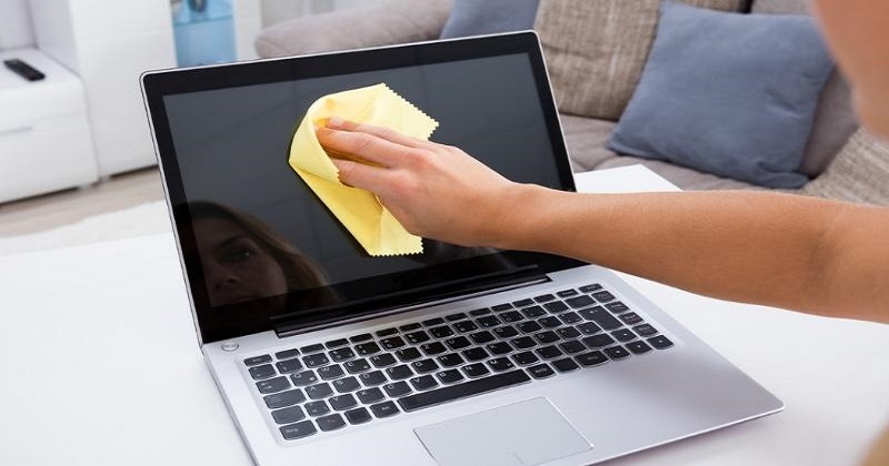 Vệ sinh màn hình laptop đúng cách? Bạn có biết?