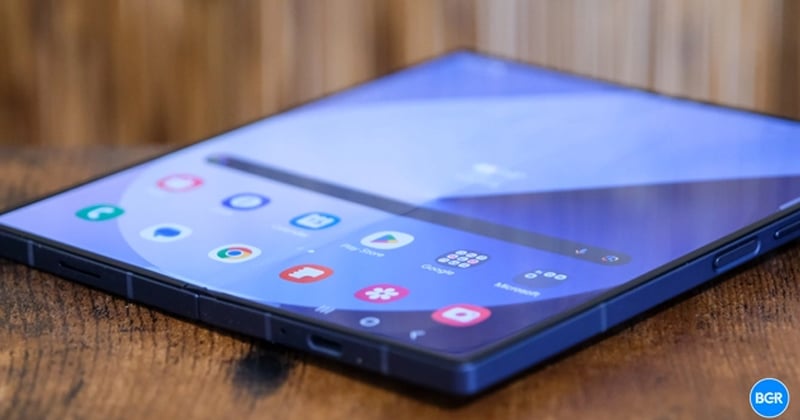 iPhone Fold 2026: Apple chính thức bước vào “cuộc chơi gập”, màn hình không nếp gấp, khung titan siêu nhẹ