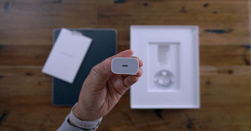 Apple phản ứng thế nào trước tin đồn loại bỏ bộ sạc khỏi hộp iPhone 12?