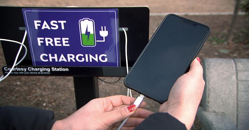 Vì sao người dùng không nên sạc pin cho smartphone ở những cổng sạc công cộng ???