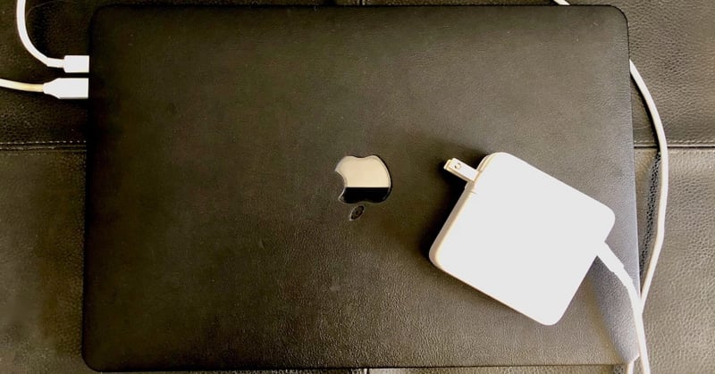 Sạc iPhone bằng sạc MacBook: Tiện lợi thật, nhưng liệu có nên dùng thường xuyên?