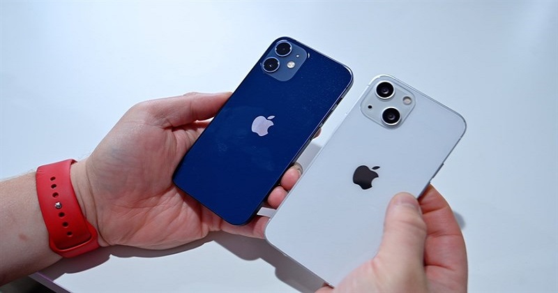 Cùng là phiên bản thường, iPhone 12 hay iPhone 13 mới là sự lựa chọn hoàn hảo nhất?