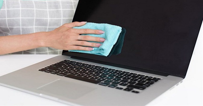 Thường xuyên vệ sinh cho màn hình laptop liệu có gây hư hỏng ???