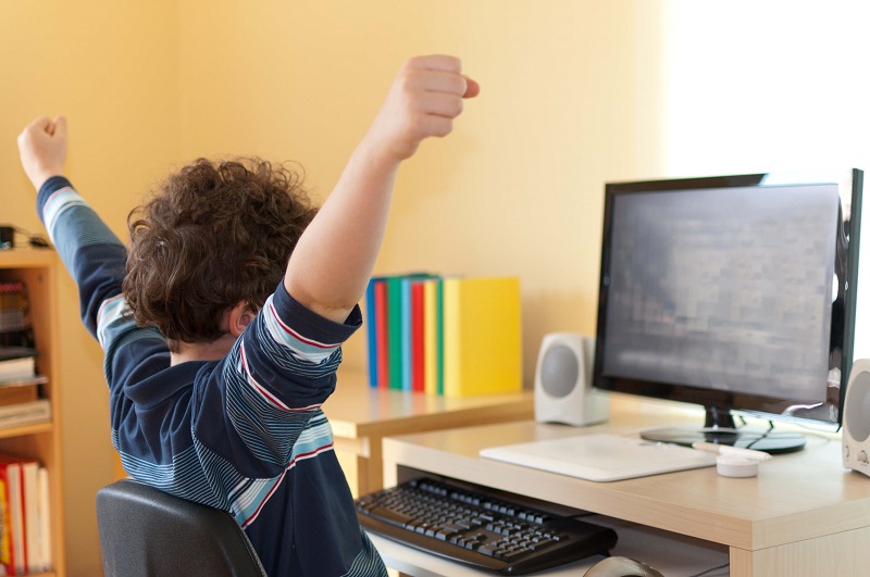 Phụ huynh nên mua laptop hay máy tính bảng cho con học online tại nhà trong mùa dịch? hình ảnh 2