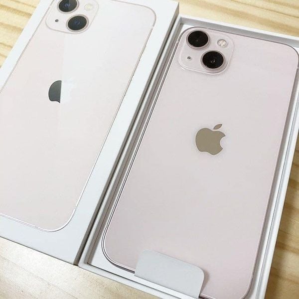 iPhone 13 Pro Max màu: Bạn đã nghe qua dòng iPhone 13 Pro Max mới nhất chưa? Chúng có đến năm màu sắc để bạn lựa chọn. Dù bạn thích màu nào thì chiếc điện thoại này vẫn sẽ khiến bạn mê mẩn bởi thiết kế đẹp mắt, camera chụp ảnh tuyệt đỉnh và màn hình OLED siêu nét.