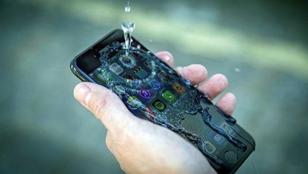 Điện thoại bị dính nước: Đừng lo, iPhone có 