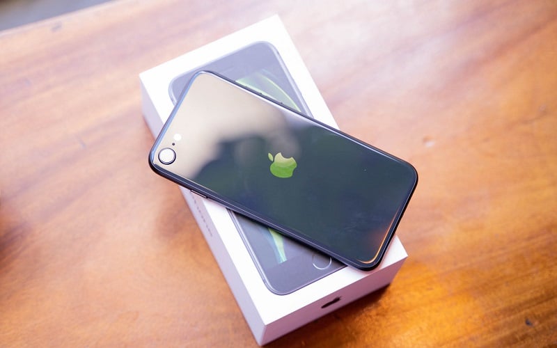 Mua iPhone nhỏ gọn trong tầm tay, chọn iPhone 13 Mini hay iPhone SE 2020? hình ảnh 2