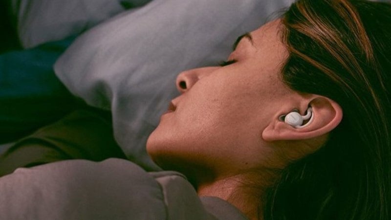 Đeo tai nghe khi ngủ, nên hay không nên ???