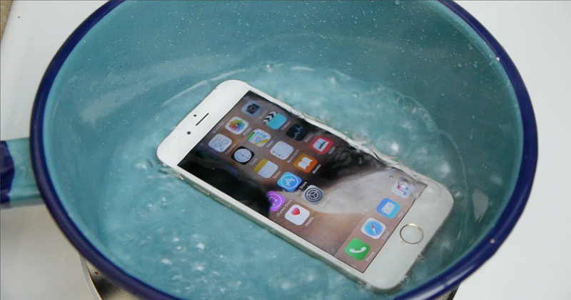 Làm thế nào khi điện thoại rơi vào nước?