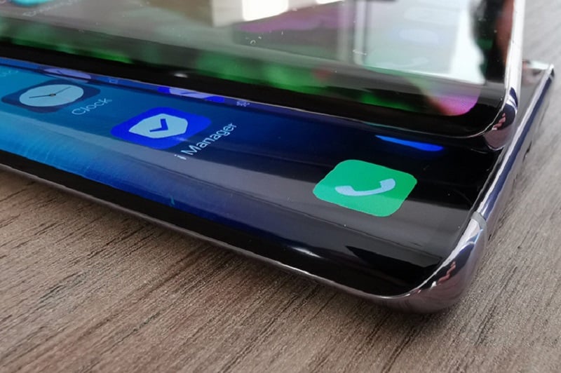 Mua smartphone nên chọn màn hình cong hay màn hình phẳng ???