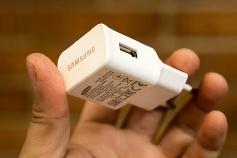 Sạc điện thoại Samsung nhưng không vào pin, làm thế nào để khắc phục?