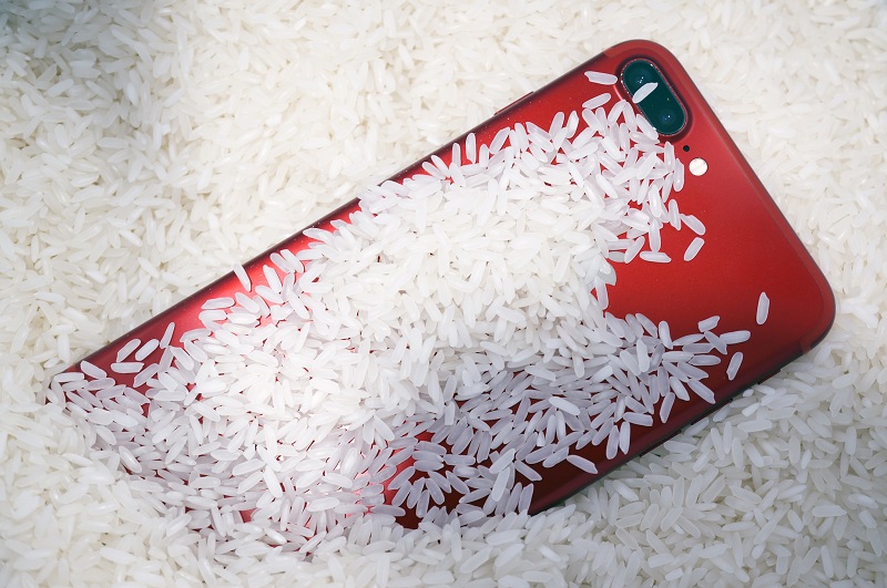 Người dùng nên dừng việc bỏ điện thoại vừa rơi xuống nước vào thùng gạo, lý do là...?