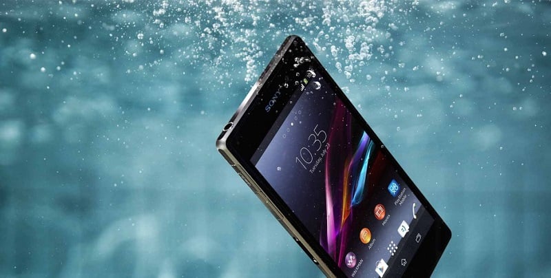 2022 rồi, vì sao vẫn chưa có 1 mẫu smartphone thực sự chống nước ???
