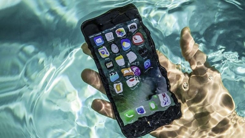 2022 rồi, vì sao vẫn chưa có 1 mẫu smartphone thực sự chống nước ??? hình ảnh 3