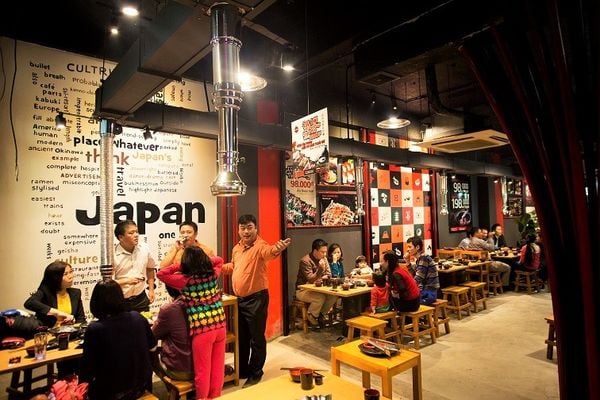 Giới văn phòng – đối tượng khách hàng tiềm năng của nhà hàng nướng Nhật Bản