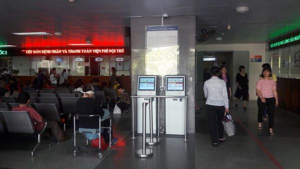Kiosk nhận diện khuôn mặt xác thực bệnh nhân