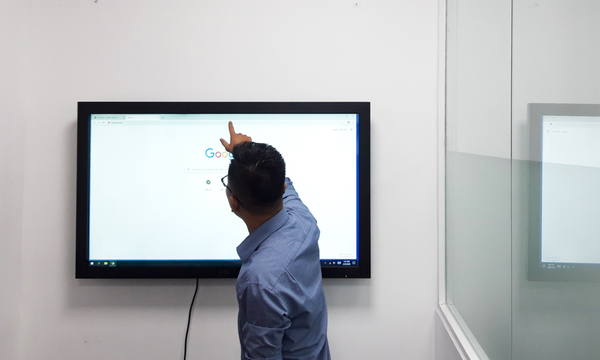 Màn hình trình chiếu hiện đại cho phòng họp văn phòng