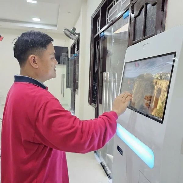 Người dân nhập thông tin lên máy kiosk