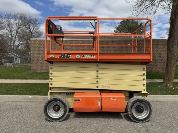 Dịch vụ cho thuê xe nâng người cắt kéo điện 14m JLG uy tín, giá tốt