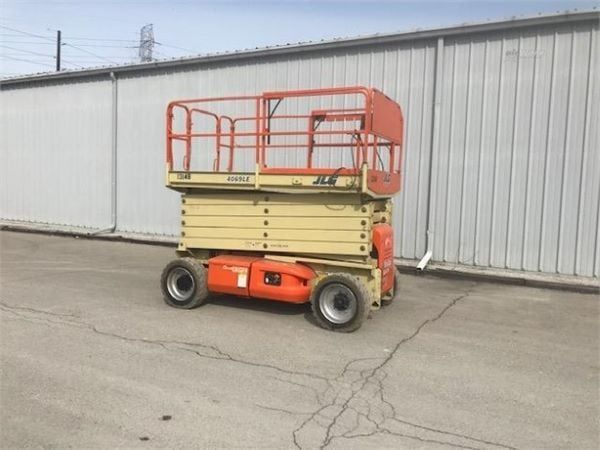 Xe nâng người cắt kéo 14m JLG 4069LE