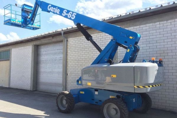 Xe nâng người Boom Lift 22m làm việc Genie S65