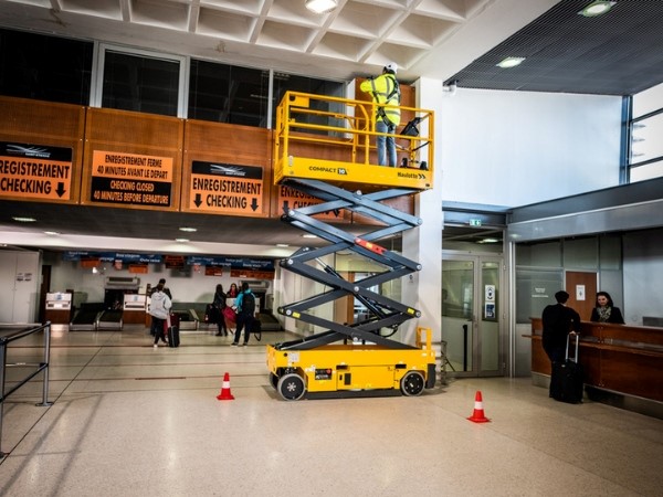 Dịch vụ thuê xe nâng người cắt kéo 8m Haulotte uy tín tại TPHCM