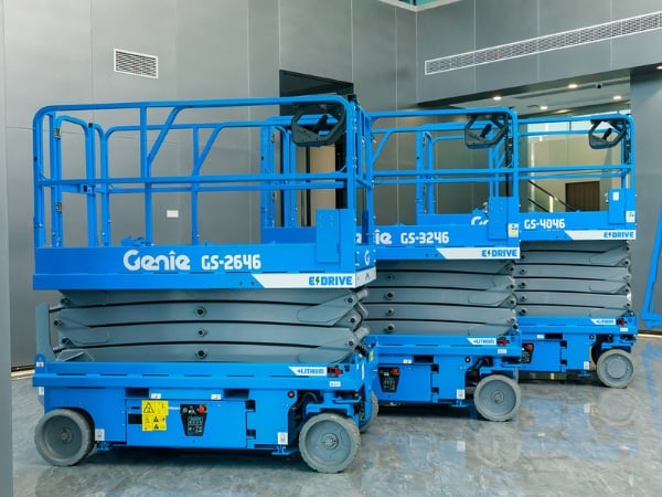 Tham khảo địa chỉ cho thuê xe nâng người cắt kéo 10m Genie giá tốt