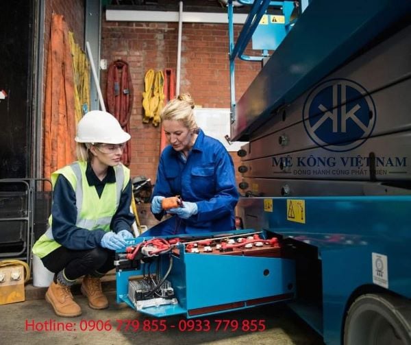 Xử lý sạc xe nâng người không vào điện cần đoán đúng nguyên nhân khắc phục hiệu quả và an toàn