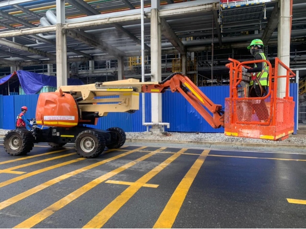 Thuê xe nâng người là giải pháp tối ưu cho các doanh nghiệp