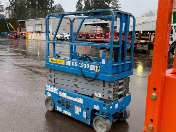 Mẫu xe nâng người cắt kéo điện Genie GS1930 được đánh giá cao về tính ứng