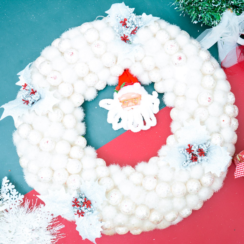 Vòng nguyệt quế nhiều màu và bông tuyết trắng trang trí Noel