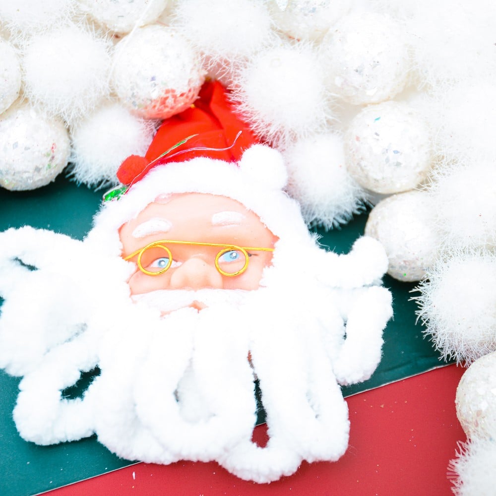 Vòng nguyệt quế nhiều màu và bông tuyết trắng trang trí Noel