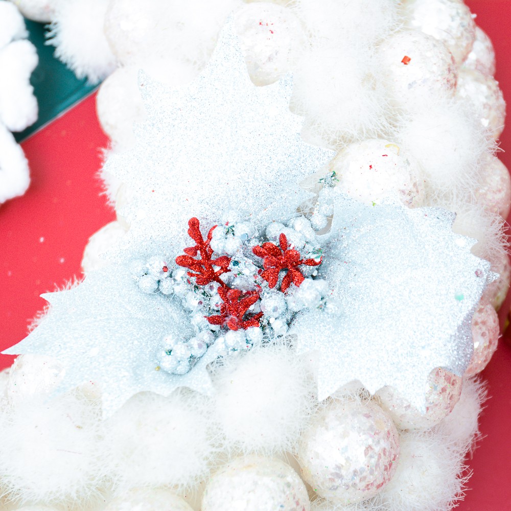 Vòng nguyệt quế nhiều màu và bông tuyết trắng trang trí Noel