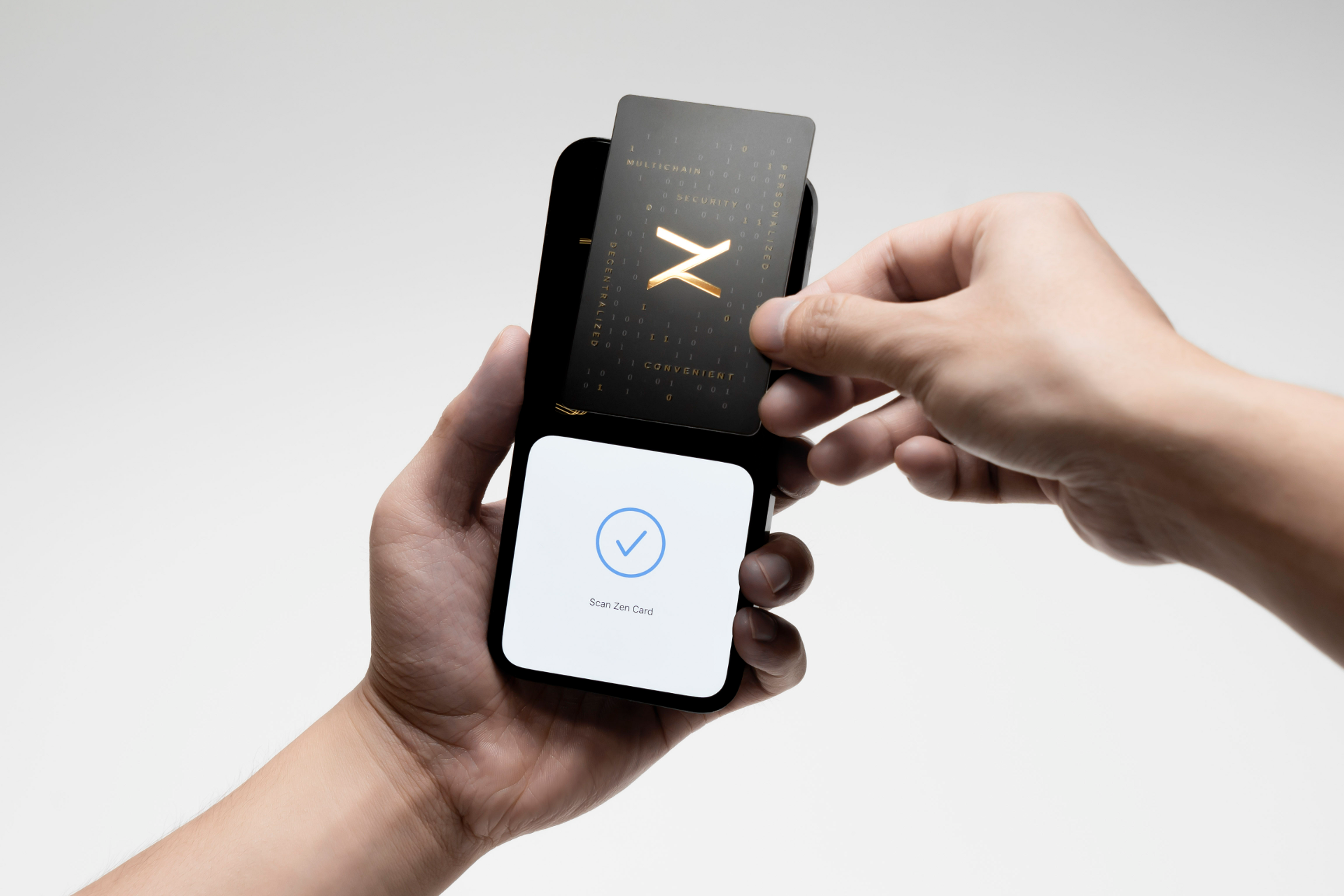 Người dùng quét thẻ Zen trên điện thoại để ký giao dịch thông qua công nghệ NFC