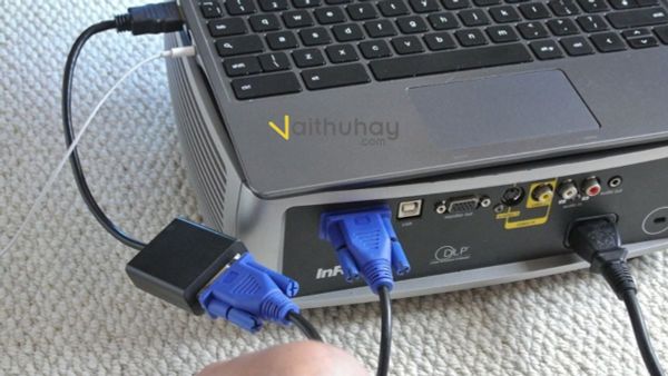 Cách kết nối máy chiếu với laptop bằng cáp VGA (Bước 2)
