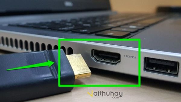 Kết nối máy chiếu với laptop bằng cáp HDMI (Bước 1)