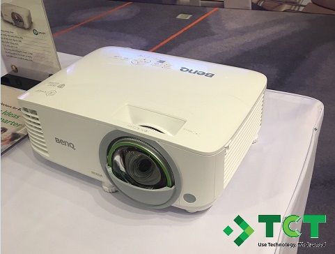 hinh-anh-may-chieu-gan-benq-ew800st