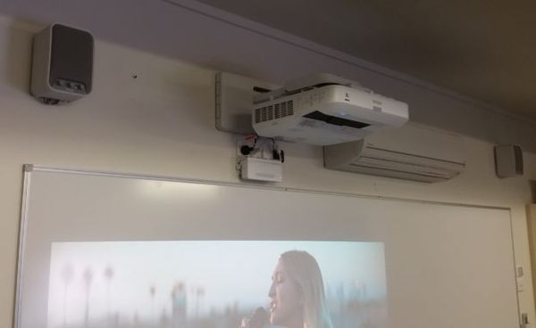 may_chieu_tuong_tac_epson_eb-1470ui