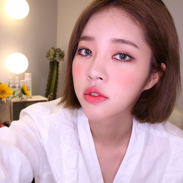 Bí kíp make up với kính áp tròng tây để selfie siêu 