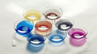 7 điều cần tránh nếu bạn đang đeo lens mắt
