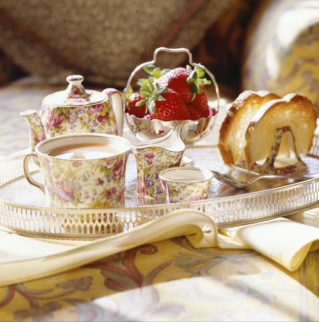 TÌM HIỂU VỀ VĂN HÓA TRÀ CHIỀU BÊN BỘ ẤM TRÀ SỨ