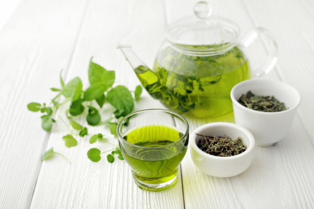 Uống nước trà xanh cũng là giải pháp đơn giản dành cho những ai bị tổn thương da.