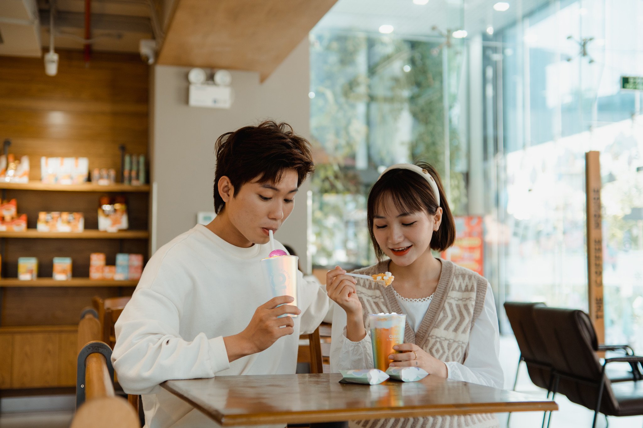 CHIẾC LY ĐỔI MÀU 