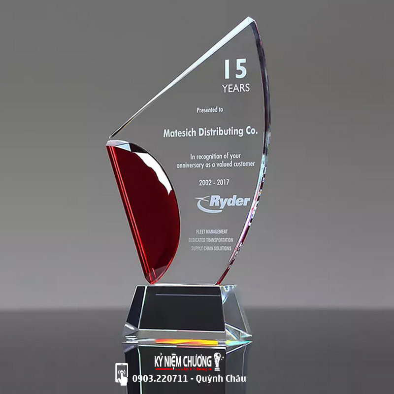 Kỷ niệm chương pha lê tôn vinh doanh nghiệp