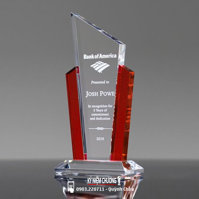 Kỷ niệm chương pha lê tôn vinh doanh nghiệp