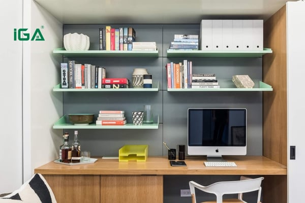 Đặt bàn làm việc nhỏ gọn trong phòng ngủ giúp tiết kiệm diện tích mà vẫn đảm bảo tiện ích