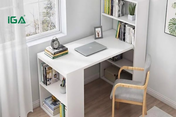 Bàn làm việc nhỏ gọn nhưng vẫn nên ưu tiên các mẫu có thêm ngăn kéo hoặc kệ mini đi kèm